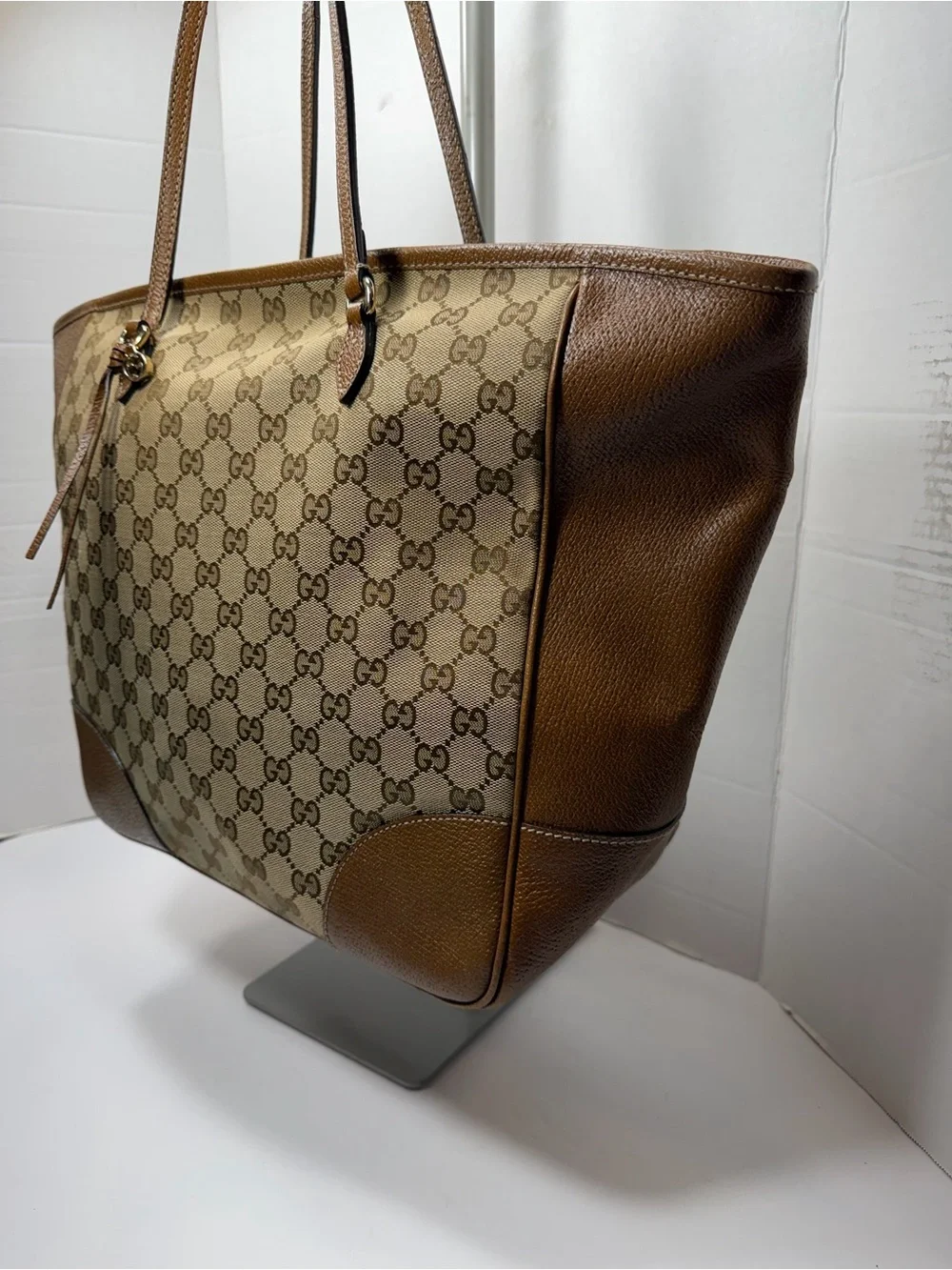 Gucci Brown GG Supreme Canvas Tote strap reenforced